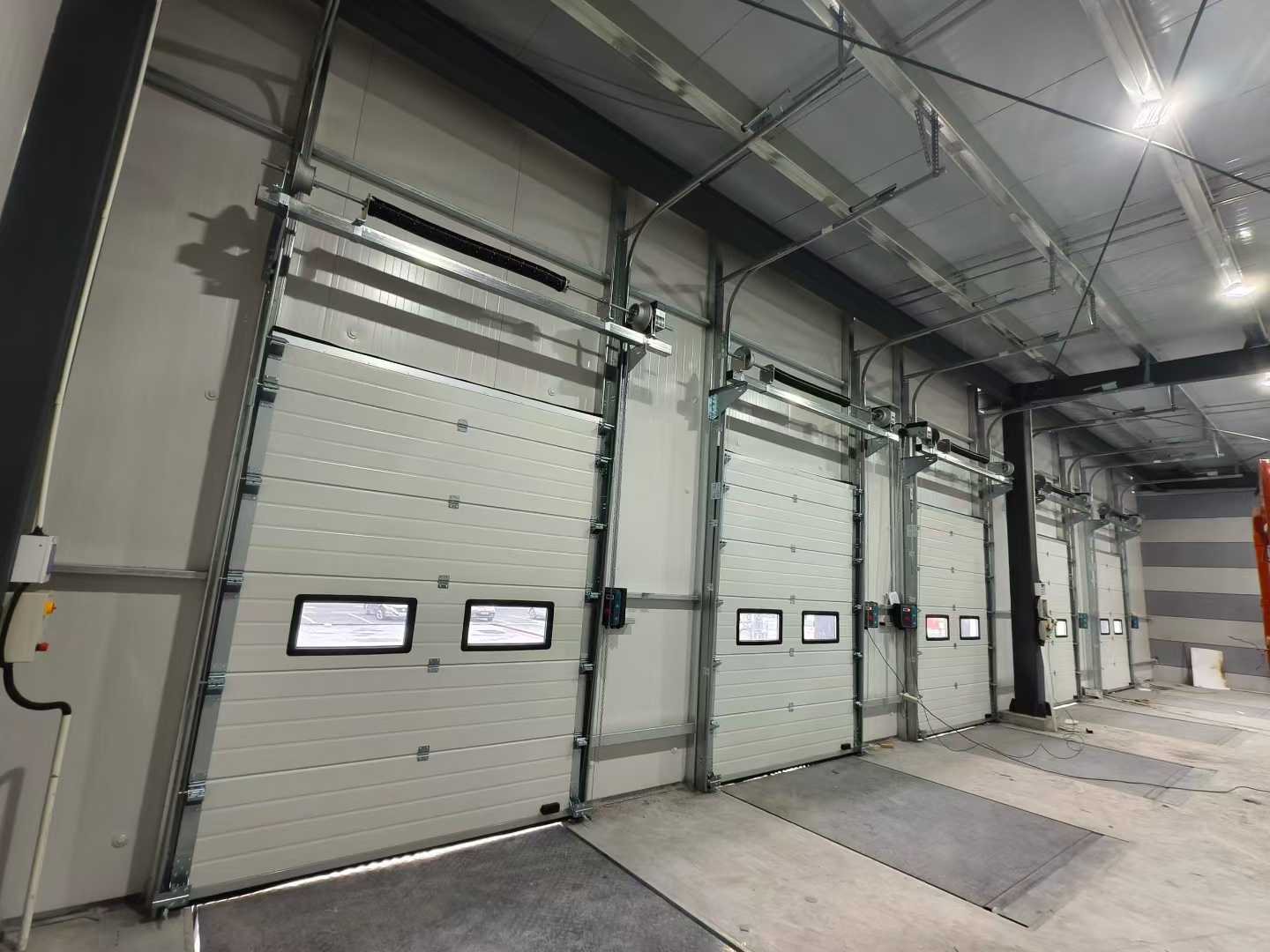 ဂိုဒေါင်ပရောဂျက်များအတွက် စက်မှုအပိုင်းတံခါးများနှင့် Dock Levelers တင်ပို့ခြင်း။